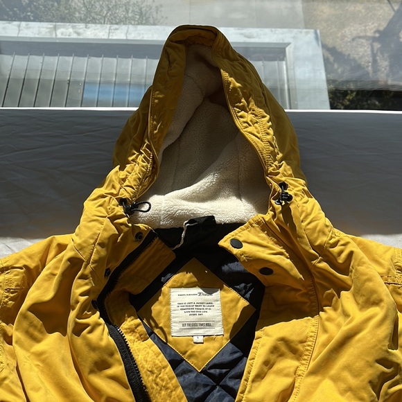 Big, thick, yellow coat - Picture 2 of 6